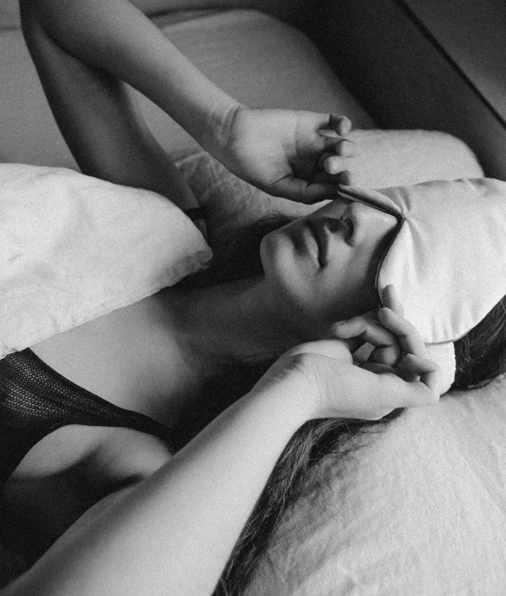 Маска, що ховає у сутінках