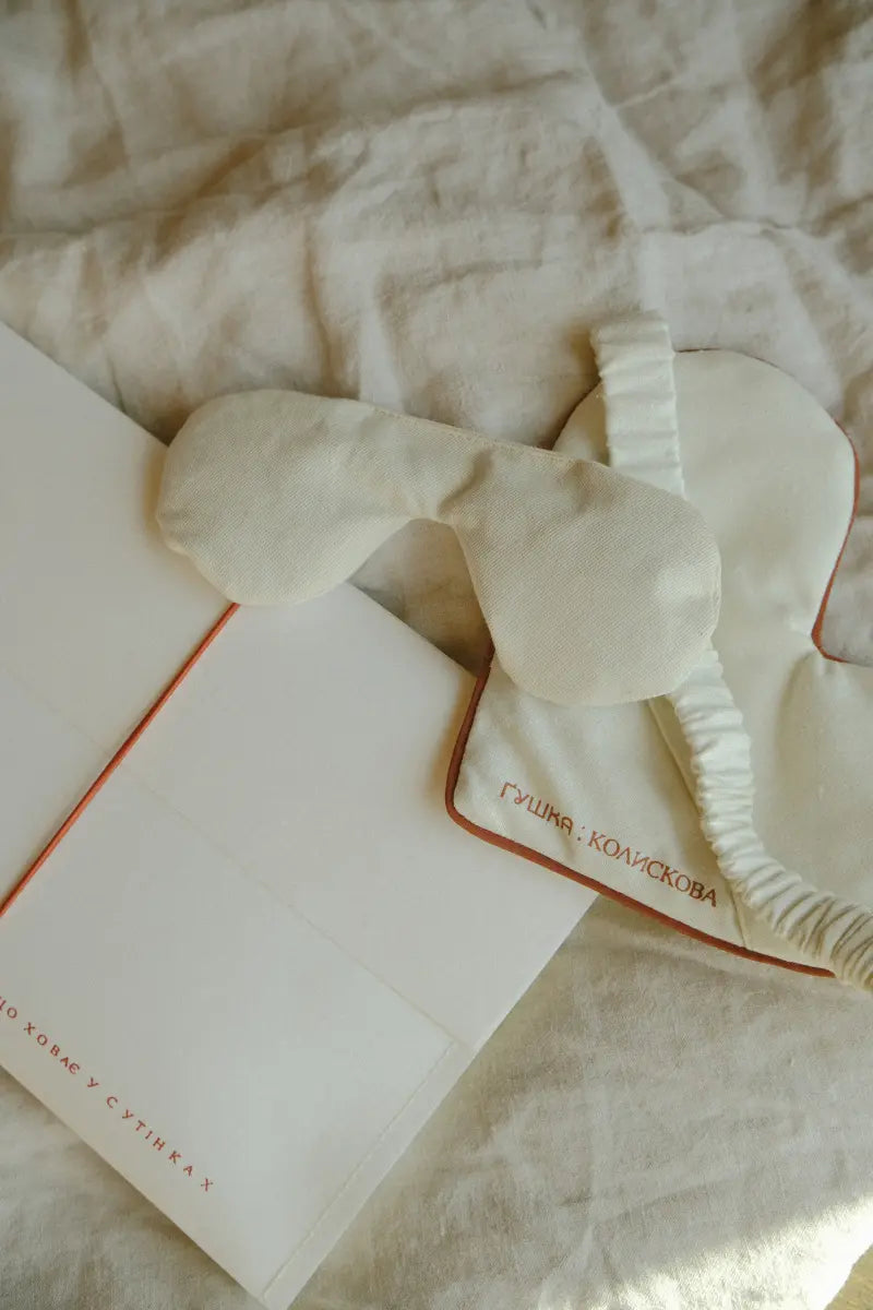 Маска, що ховає у сутінках