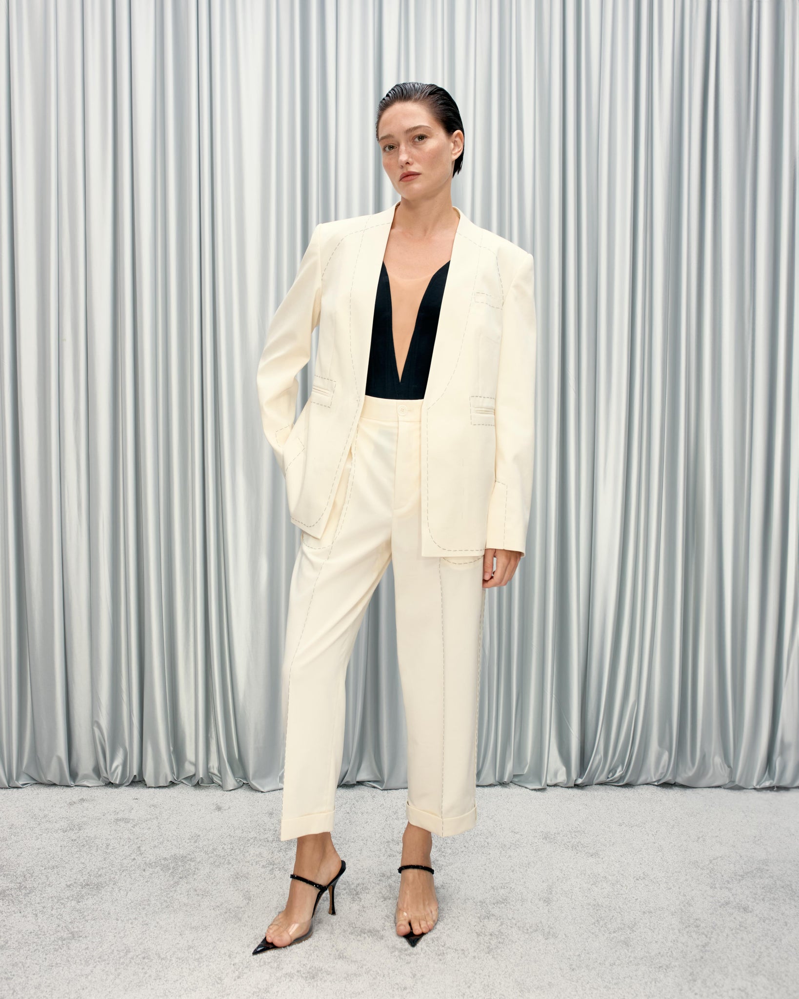 Корсет з вирізом