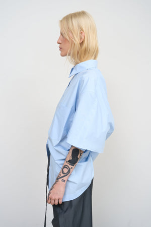 BLUE COTTON SHIRT WITH A TWISTED BACK