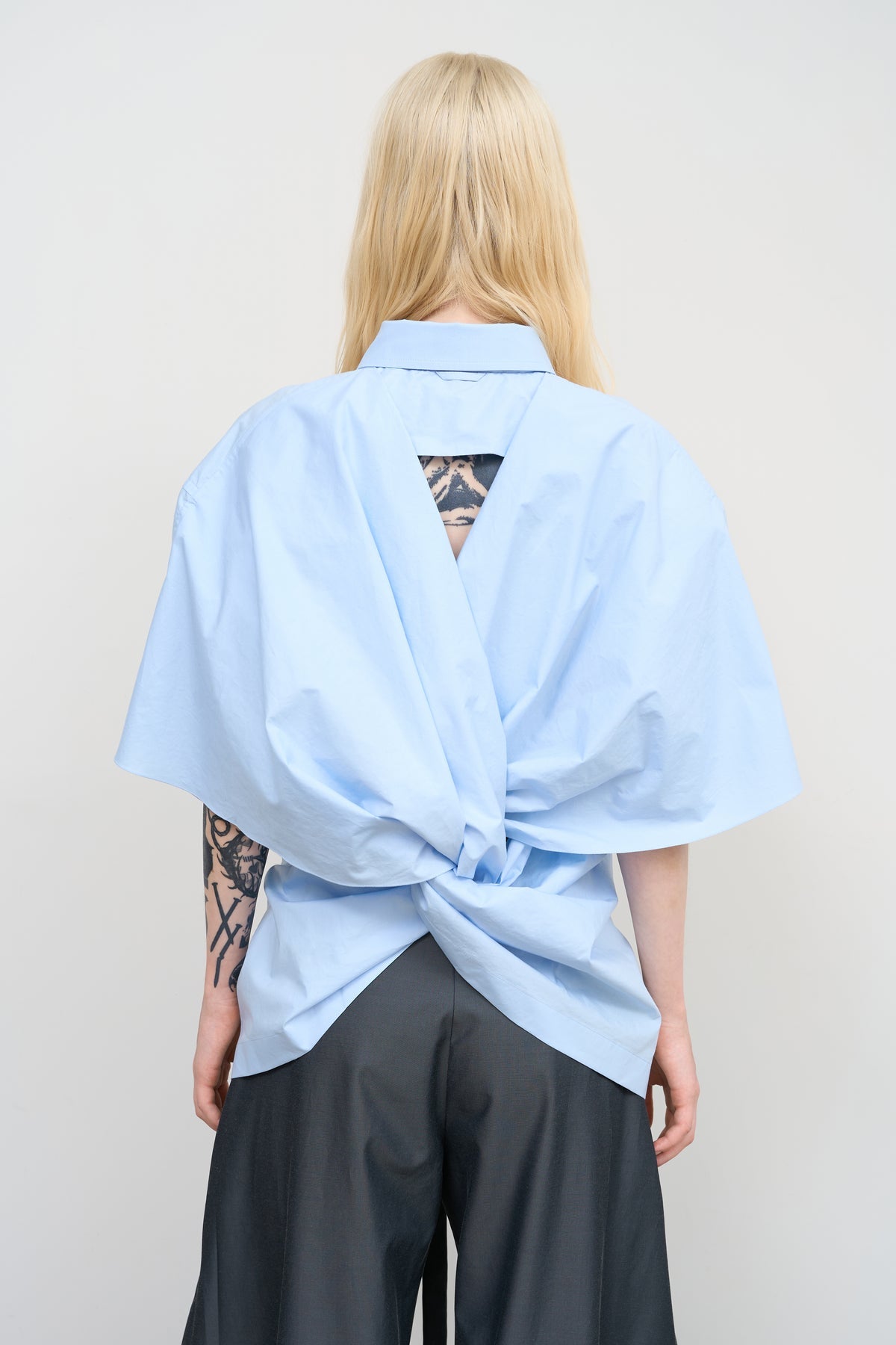 BLUE COTTON SHIRT WITH A TWISTED BACK