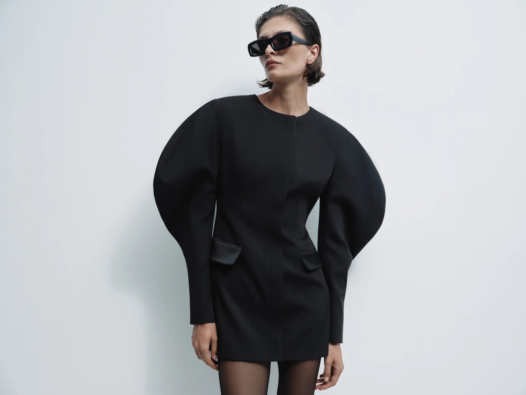 Сукня з обʼємними рукавами