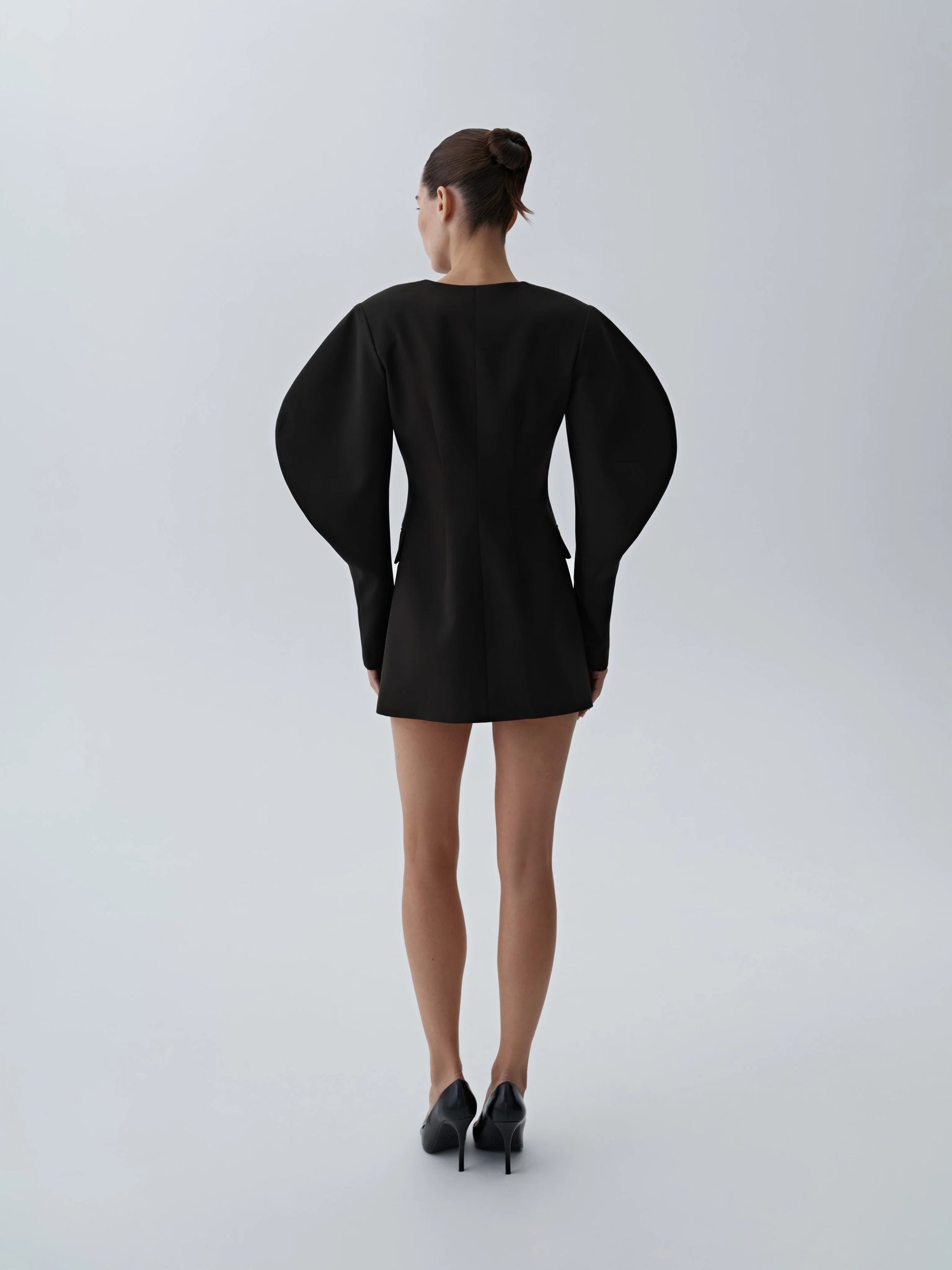 Сукня з обʼємними рукавами